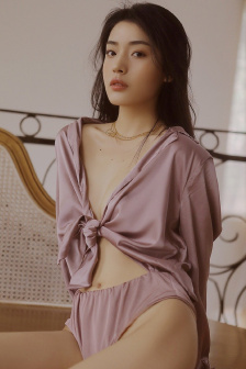 撞击麻麻白嫩的屁股